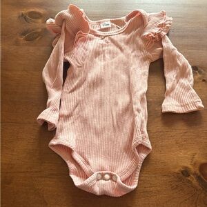 🩷 6 for $20 🩷 Soft Pink Ruffled Baby Matching set
